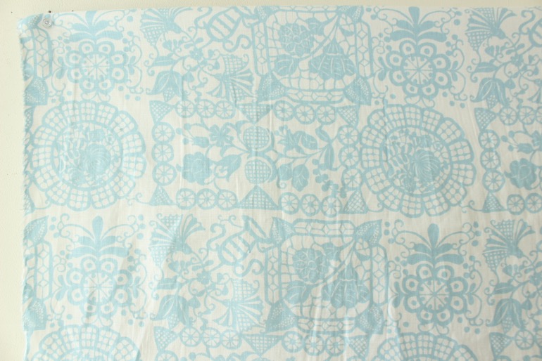 LINNETリネンプリント <br />
        ルーマニアのテーブル　白×水色